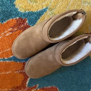 UGG low boot!  Only worn a couple of times.  Bummer but they were too small 🤷‍♀️